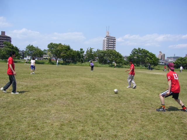 無駄にサッカーをする人々