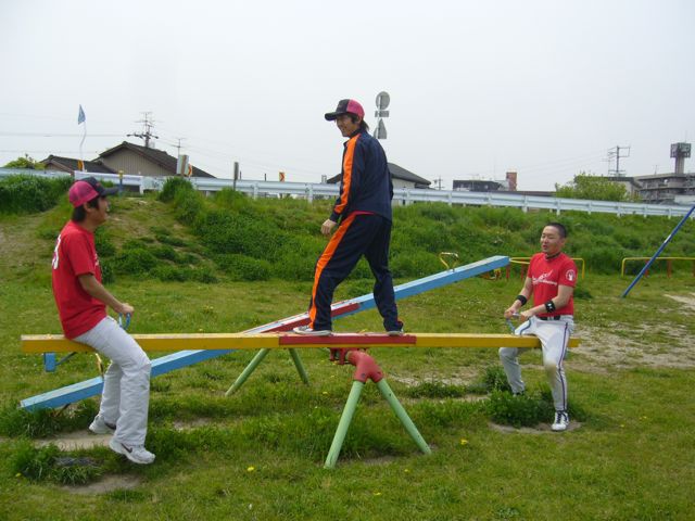 ソフトに飽きて遊具で遊ぶ大人３人